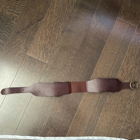 Anthropologie genuine leather belt with leaf detailing - Picture 5 of 7